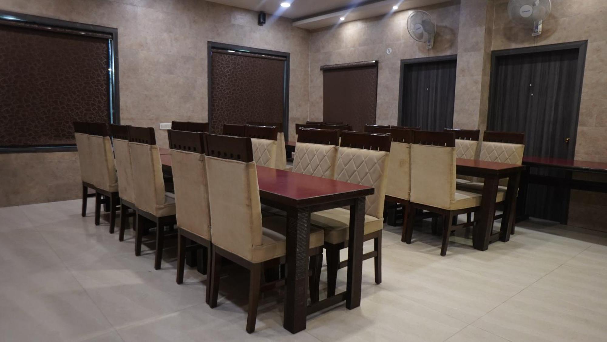 גורקפור Hotel Park Regency מראה חיצוני תמונה