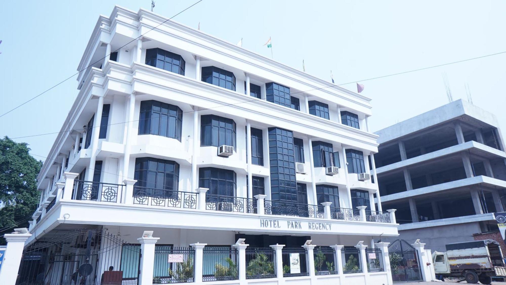 גורקפור Hotel Park Regency מראה חיצוני תמונה