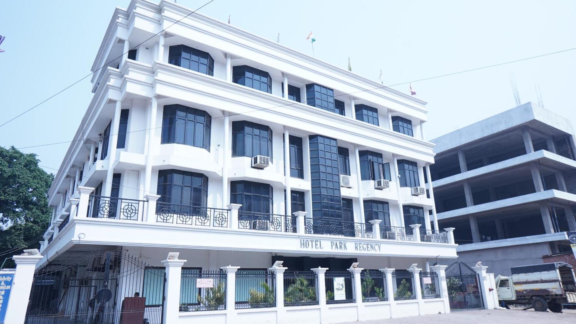 גורקפור Hotel Park Regency מראה חיצוני תמונה